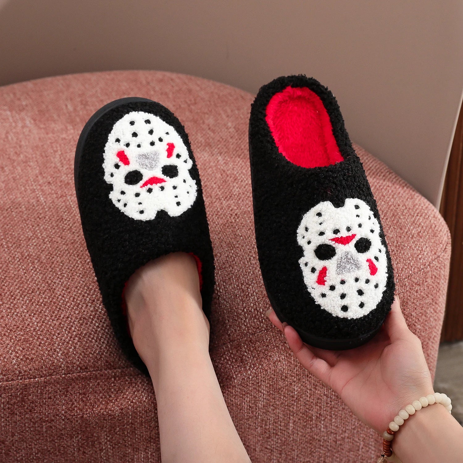 A Pair of Black Halloween Horror Mask Skull Pattern Embroidered Plush Home Thick-Soled Comfortable Slippers, Personalized Warm Non-Slip Indoor Slippers, Autumn and Winter Gift, Suitable for Both Men and Women